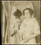 Leonor Villegas de Magnón in front of a mirror