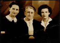 Leonor Villegas de Magnón with daughter and granddaughter