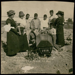 Leonor Villegas de Magnón with La Cruz Blanca members at Saucito Pantheon Cemetery, San Luis Potosi