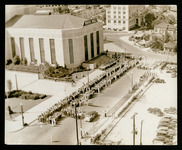 1000 Houston Volunteers in front of Music Hall